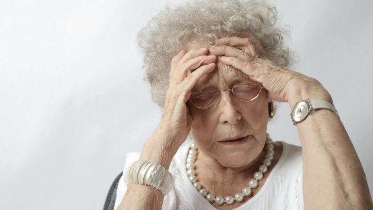 Leczenie choroby Alzheimera, fot. Andrea Piacquadio/Pixabay, starsza kobieta trzyma ręce na głowie