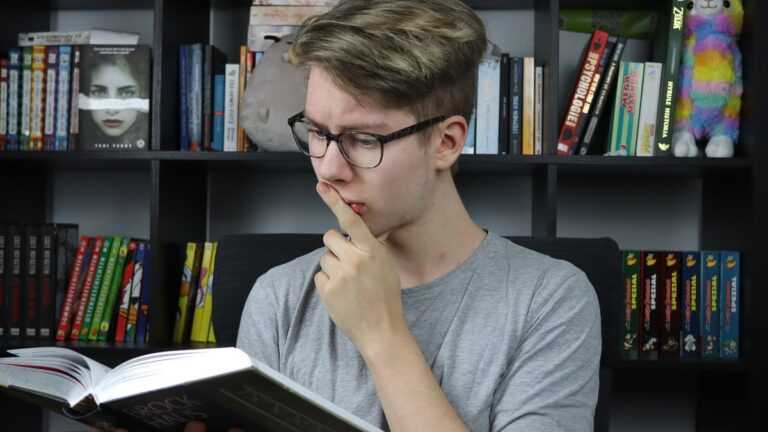 nieświadome uczenie się, młody mężczyzna z książką