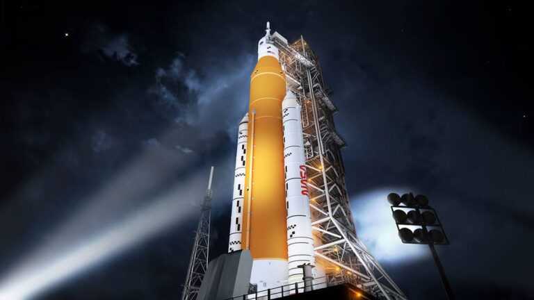 Cięcia budżetu NASA. fot. NASA, rakieta SLS na stanowisku startowym