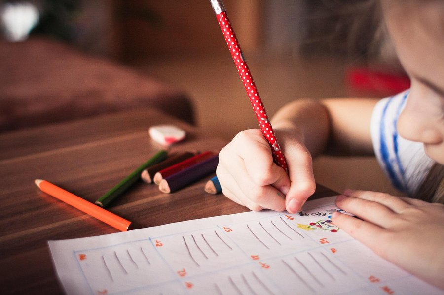 inteligencja emocjonalna dzieci, Fot. picjumbo_com/pixabay. dziecko siedzi przy biurku i rozwiązuje zadanie