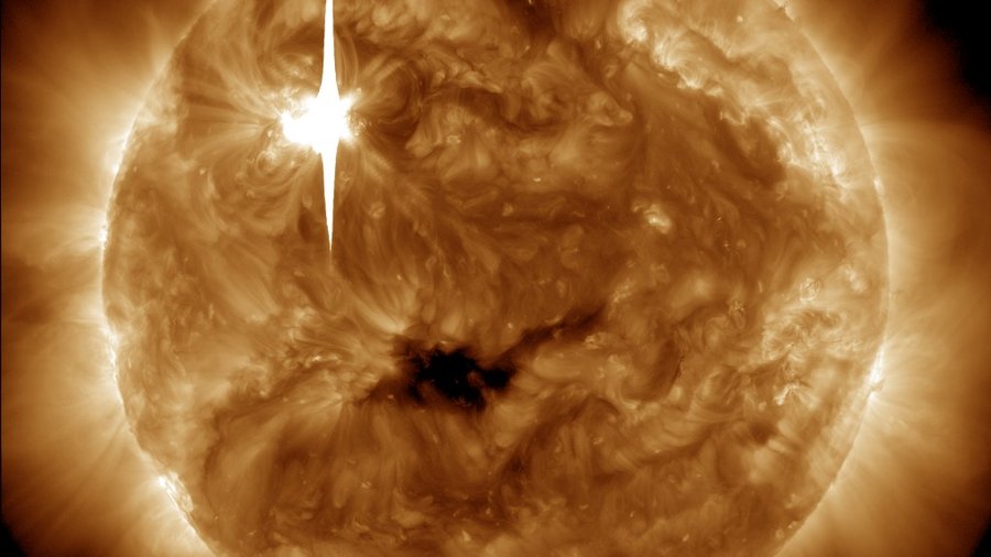 burze na słońcu, Fot. NASA/SDO, rozbłysk na słońcu uchwycony w ultrafiolecie