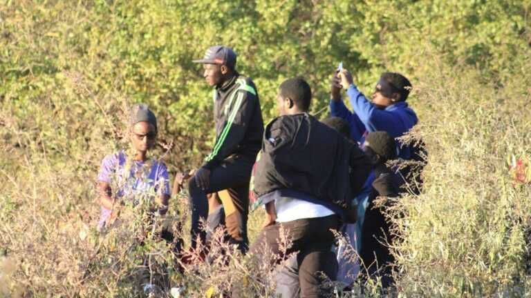 Deportacje nielegalnych imigrantów. Jak się pozbyć nieproszonycyh gości. Tekst o działaniach rzadów w sprawie nielegalnej imigracji. Zdjęcie ilustracyjne. Fot. Oscar Omondi/Unsplash