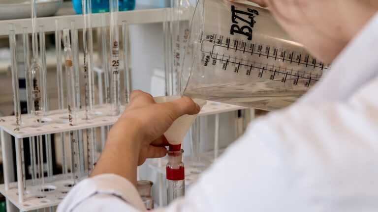 inteligentne płyty przyszłości, fot. jarmoluk/pixabay, laboratorium z probówkami