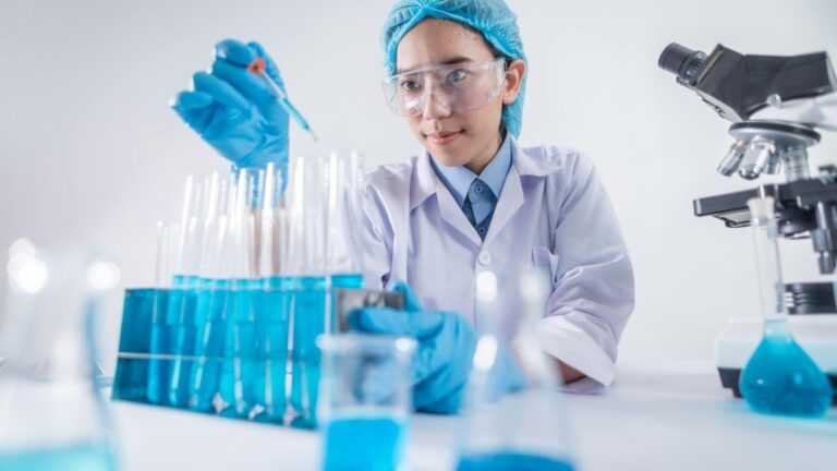 nanoplastik w mózgu, Fot. Pexels/Chokniti Khongchum, kobieta ogląda fiolki w labaratorium