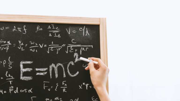 nowa teoria grawitacji. Fot. http://jeshoots.com//pexels, równanie einsteina na tablicy szkolnej