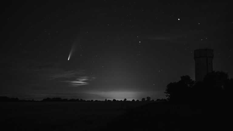 obserwacja nocnego nieba, fot. Pixabay/TheOtherKev, zdjęcie komety na nocnym niebie