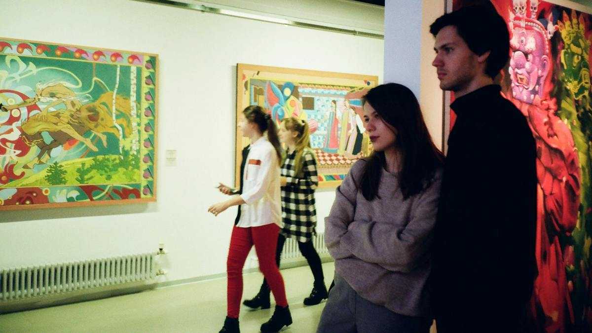 Odbiór dzieła sztuki: młodzi ludzie na korytarzu galerii