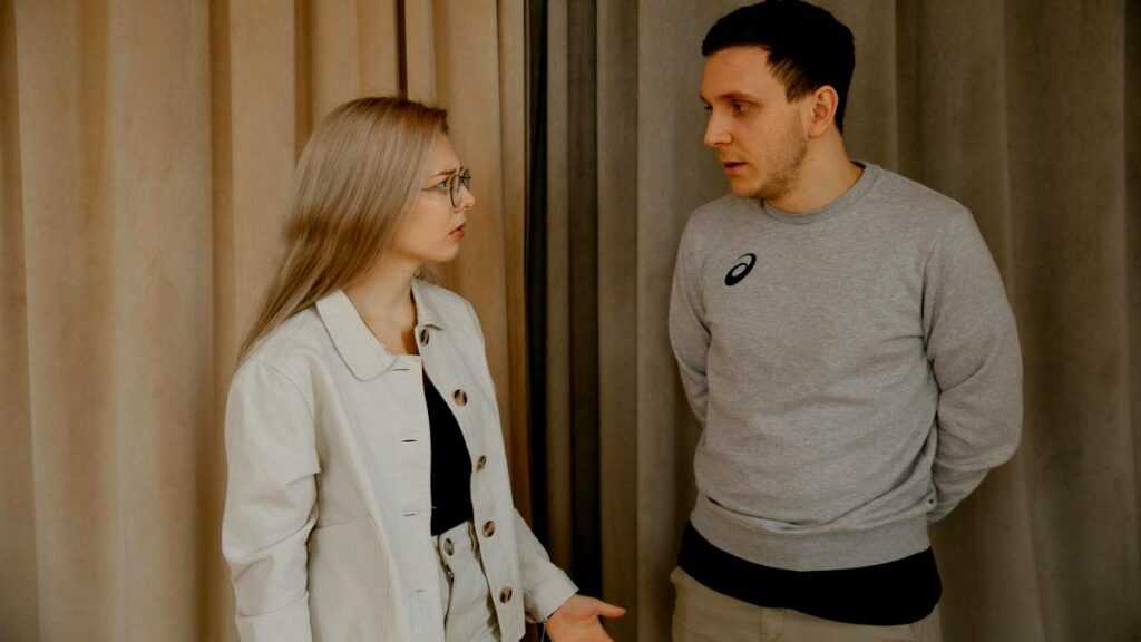 Pokolenie Z i aborcja: wymiana zdań między młodym mężczyzną i młodą kobietą
