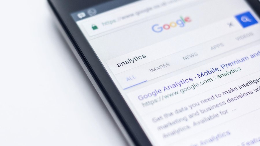 Pokolenie z w internecie, Fot. Pixabay/Pexels, smartfon z otwartą wyszukiwarką google