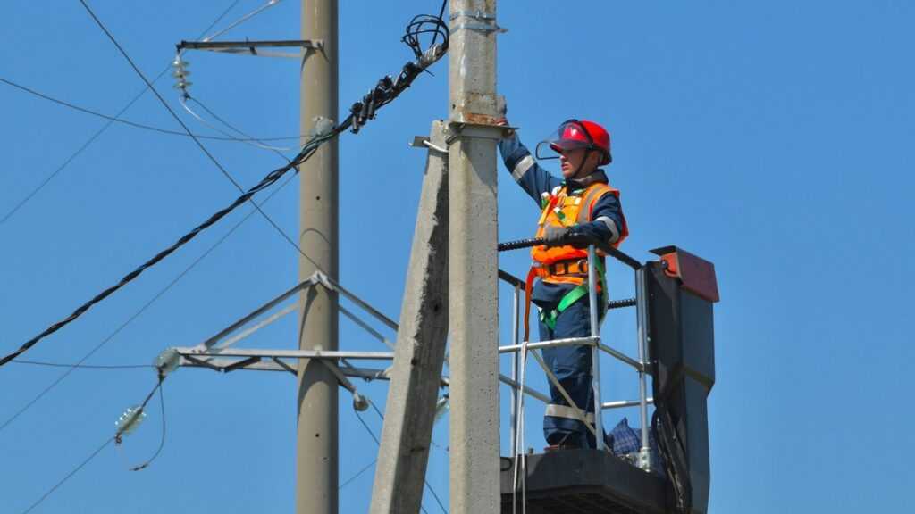 Reakcje na blackout: elektryk pracuje na wysokości przy linii wysokiego napięcia