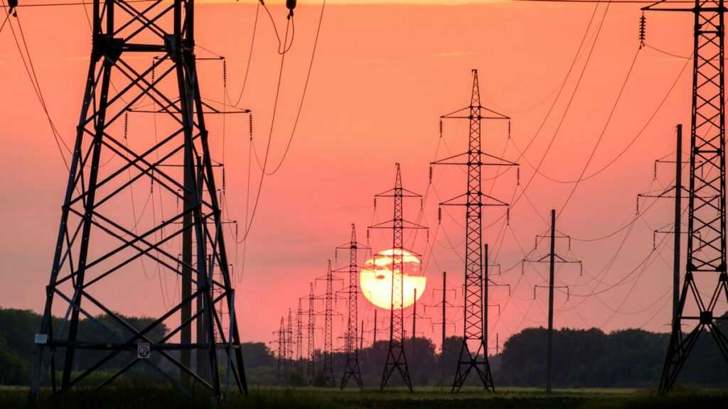 Reakcje na blackout: linie wysokiego napięcia na tle zachodzącego słońca