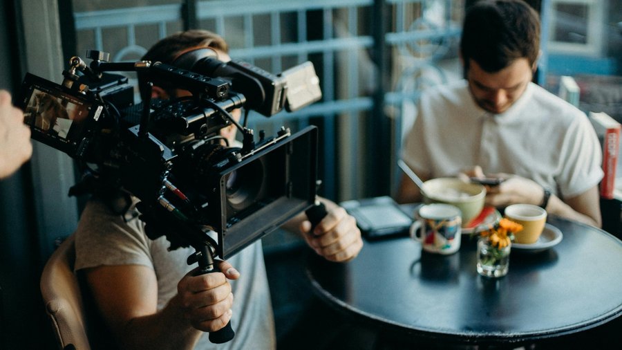 tworzenie filmów AI, Fot. Martin Lopez/pexels, operator filmowy na planie