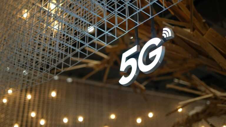 wpływ 5g na zdrowie, Fot. Z z/pexels, duży znak sieci 5G powieszony nad wejściem