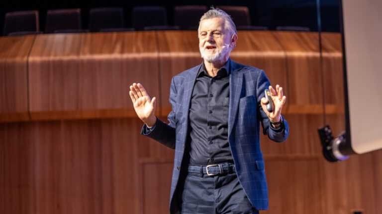 Wpływ technologii na ludzi staje się coraz poważniejszy- ostrzegał prof. Andrzej Zybertowicz podczas konferencji Holistic Talk 2025. Fot. Katarzyna Belkius