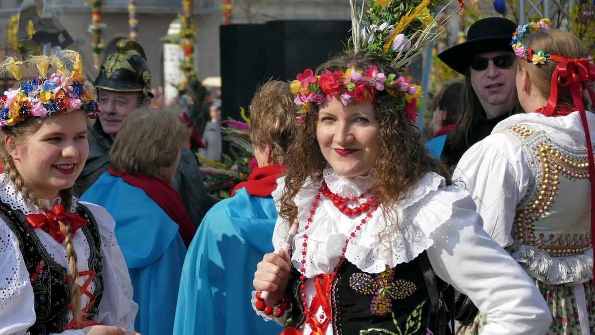 Znaczenie kodu kulturowego: Polka w tradycyjnym stroju w trakcie imprezy historycznej w Krakowie