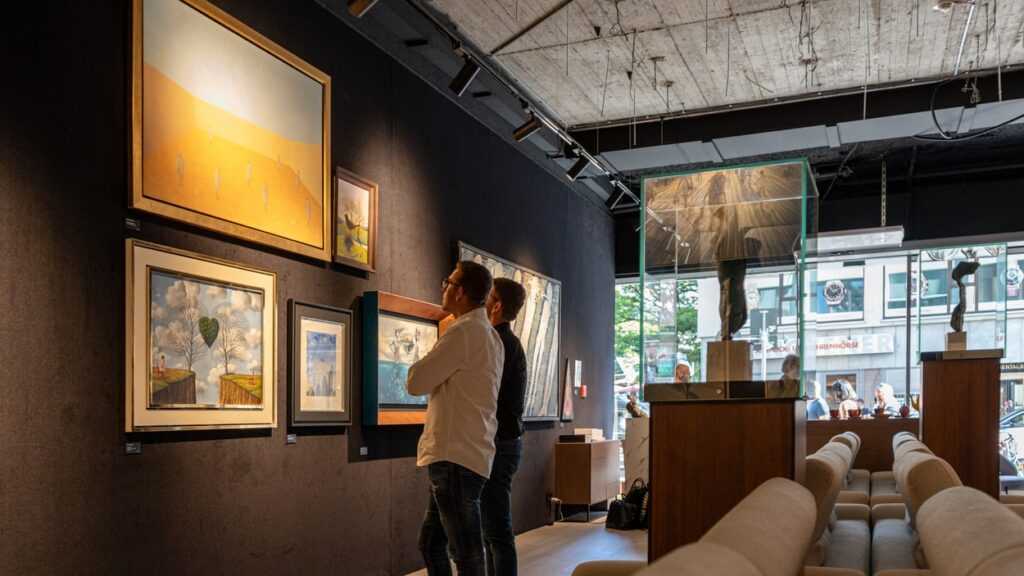 Zwiedzający oglądają dzieła w galerii – czym jest sztuka współczesna dla odbiorców