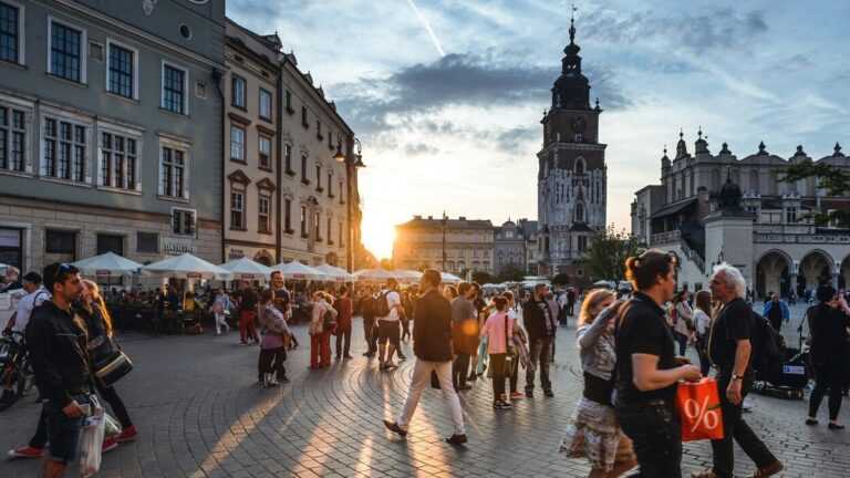 Polska A i Polska B. Fałszywy mur stereotypów dzieli Polaków. Fot. Jacek Dylag/Unsplash