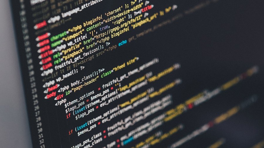 AI do oszustw, Fot. pexels/pixabay. Zbliżenie na ekran komputera z kolorowym kodem źródłowym w edytorze programistycznym.