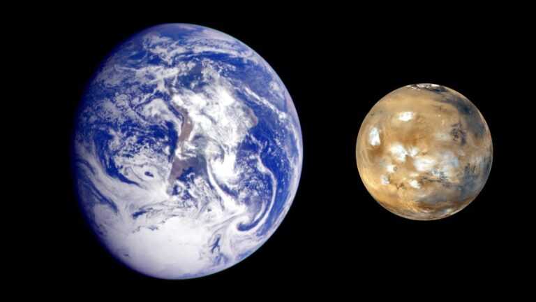 amtosfera na marsie, Fot. NASA. porównanie Ziemi i Marsa w podobnej skali – ukazując kontrast między błękitną, żywą planetą a jałowym, czerwonawym globem.