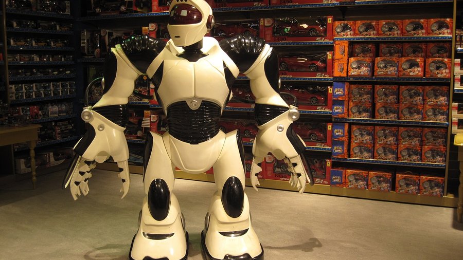 Chińskie roboty humanoidalne: robot patrzy przed siebie