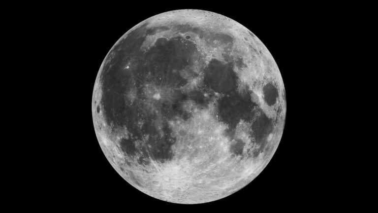 ciemna strona księżyca, Fot. NASA/JPL, Pełnia Księżyca z wyraźnie widocznymi morzami i kraterami.