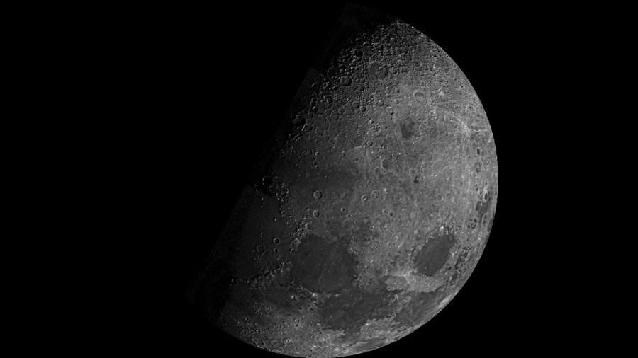 Ciemna strona księżyca, Fot. NASA/JBL, częściowo oświetlona tarcza Księżyca w fazie garbatego księżyca.