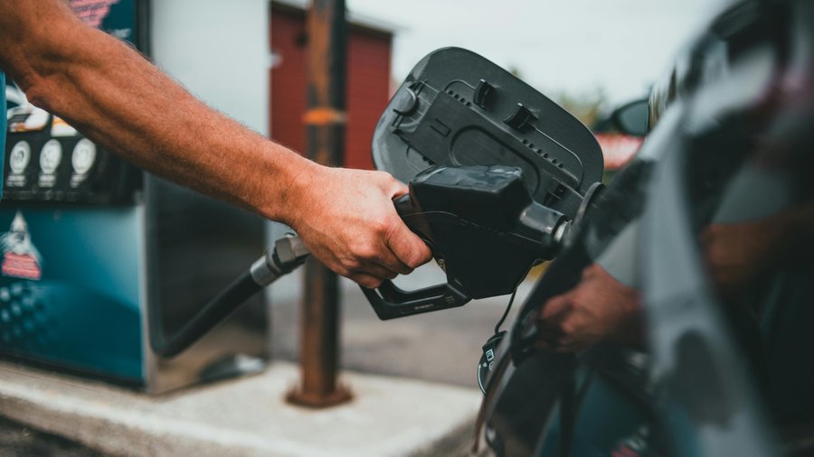 Ekologiczne przetwarzanie ropy, Fot. Erik Mclean/Pexels. Ręka mężczyzny tankującego samochód