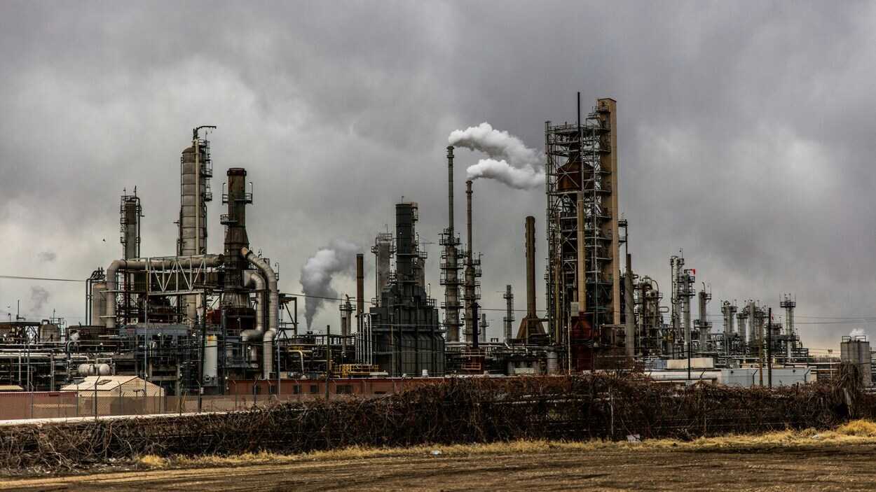 Ekologiczne przetwarzanie ropy. Rafinerie przestaną kopcic? Fot. Patrick Hendry/Unsplash
