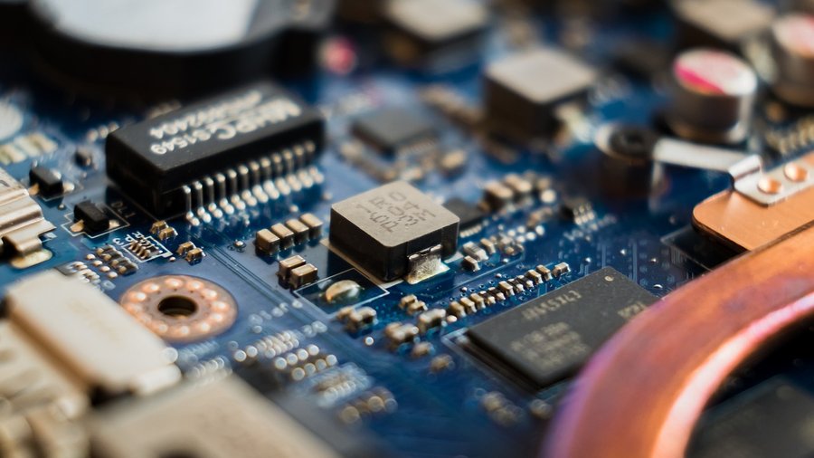 Nadprzewodniki w elektronice, Fot. kristianwin/pixabay.  zbliżenie na płytę główną komputera z widocznymi mikrochipami i elementami elektronicznymi.
