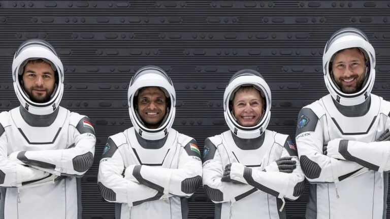 Polak w kosmosie, Fot. ESA, Czterech astronautów misji Ax-4 pozuje w skafandrach SpaceX przed lotem na ISS