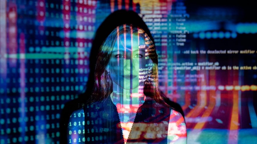 Przesyłanie umysłu do komputera, Fot. ThisIsEngineering/Pexels, kobieta oświetlona projekcją kodu komputerowego