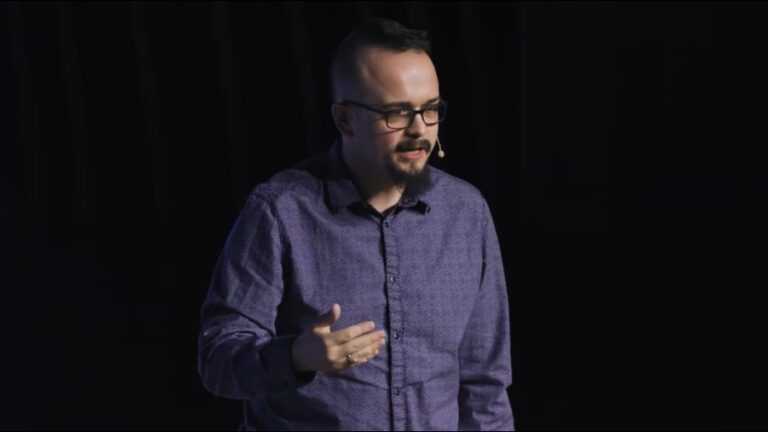 Świadomość korztystania z interenetu, Fot. Holistic News, Szymon Pękala podczas wykadu na Holistic Talk 2025