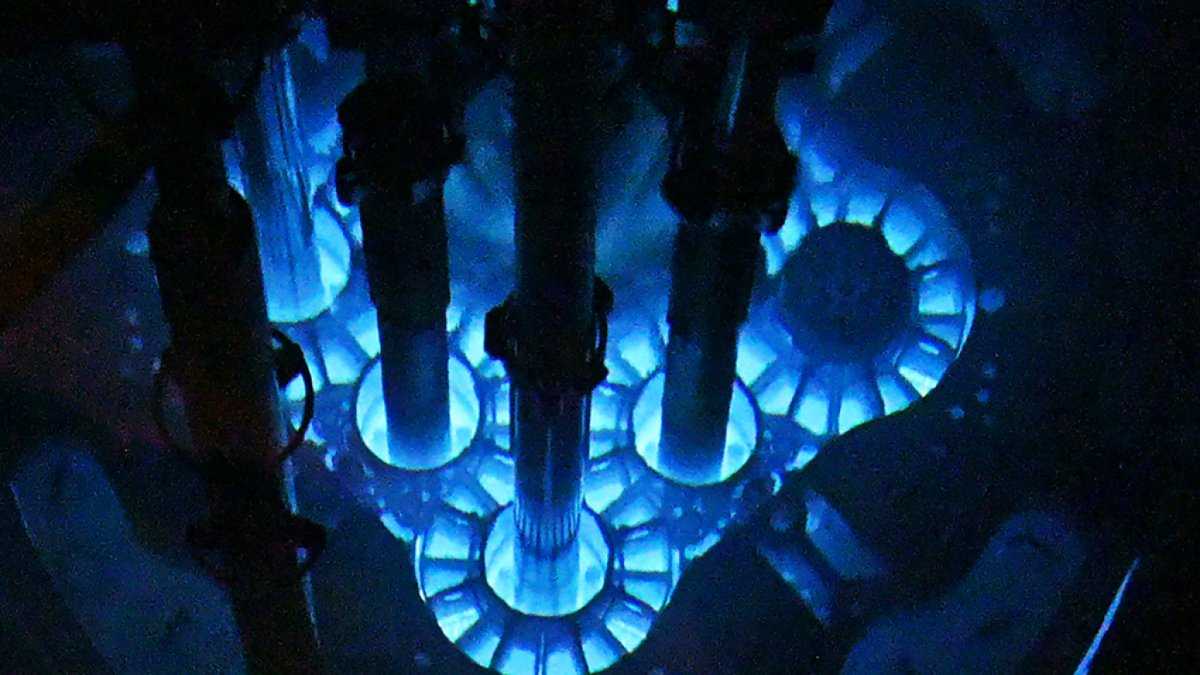 Małe reaktory jądrowe: świecący na niebiesko rdzeń reaktora jądrowego.