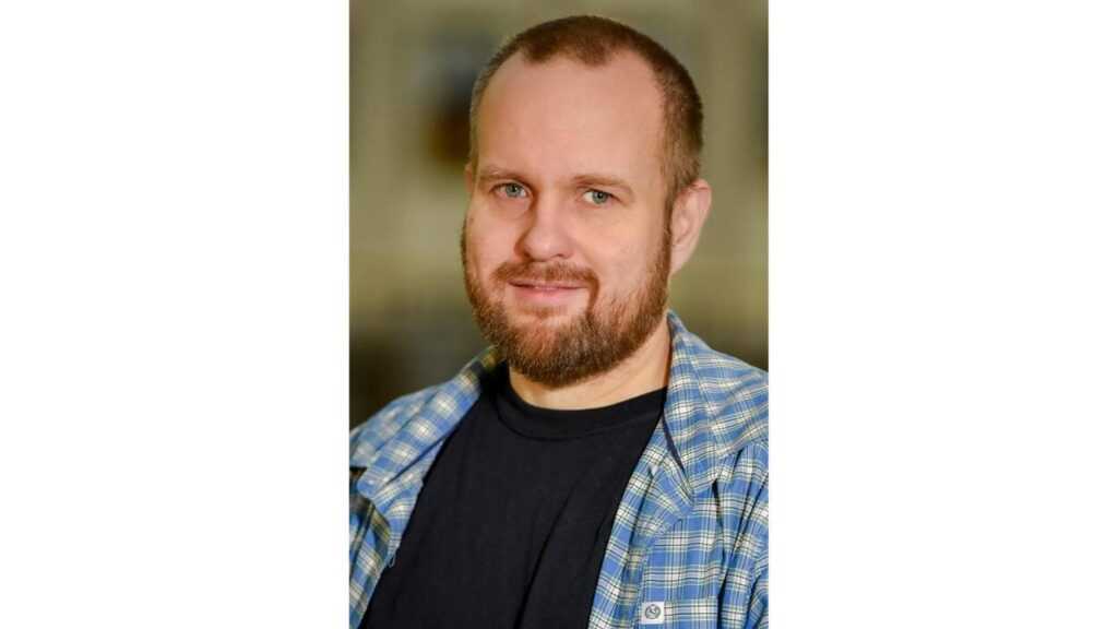 Ogólna Sztuczna Inteligencja. W wywiadzie mówi o niej ekspert. Prof. Jakub Growiec jest ekonomistą ze Szkoły Głównej Handlowej w Warszawie, kierownikiem Katedry Ekonomii Ilościowej i współpracownikiem AI Lab SGH, badaczem wpływu sztucznej inteligencji na wzrost gospodarczy. Fot. Archiwum Jakub Growiec
