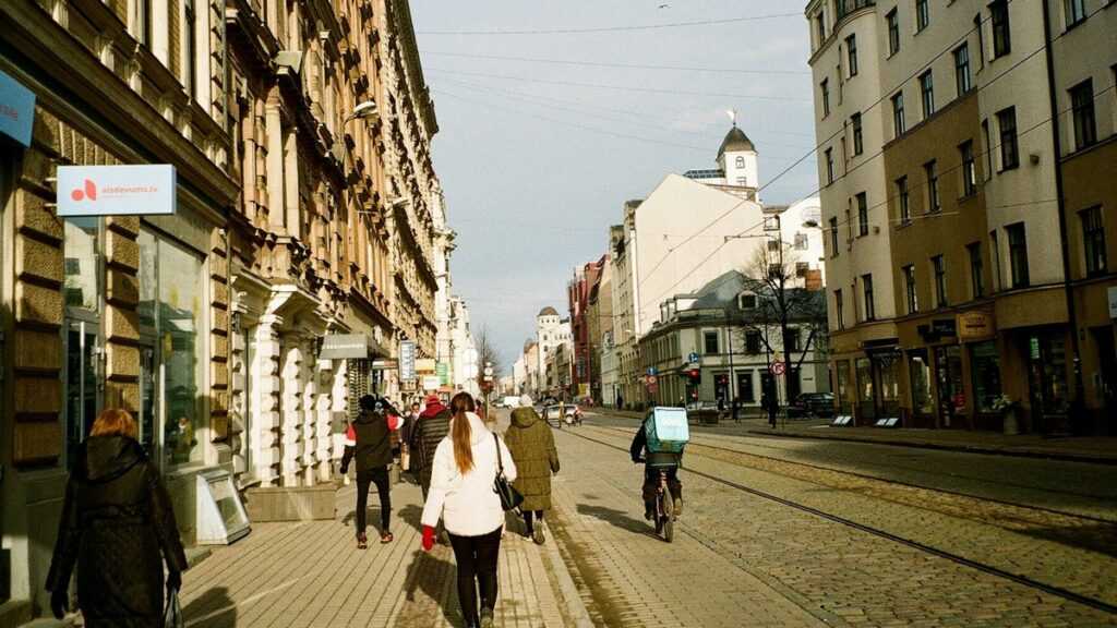 Litwa, Łotwa i Estonia: zatłoczona ulica Rygi w Łotwie