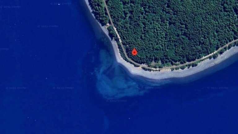 Obiekt w Google Maps: formacja wyglądająca jak gigantyczna czaszka u wybrzeży Kanady