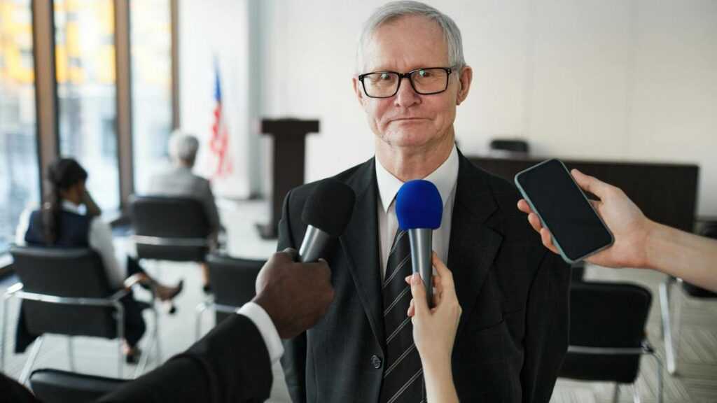 Obietnice wyborcze a rzeczywistość: polityk w trakcie konferencji prasowej