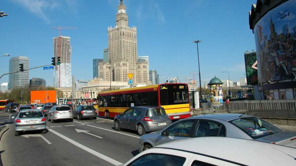 Piesi kontra kierowcy: zatłoczona miejska ulica w Warszawie