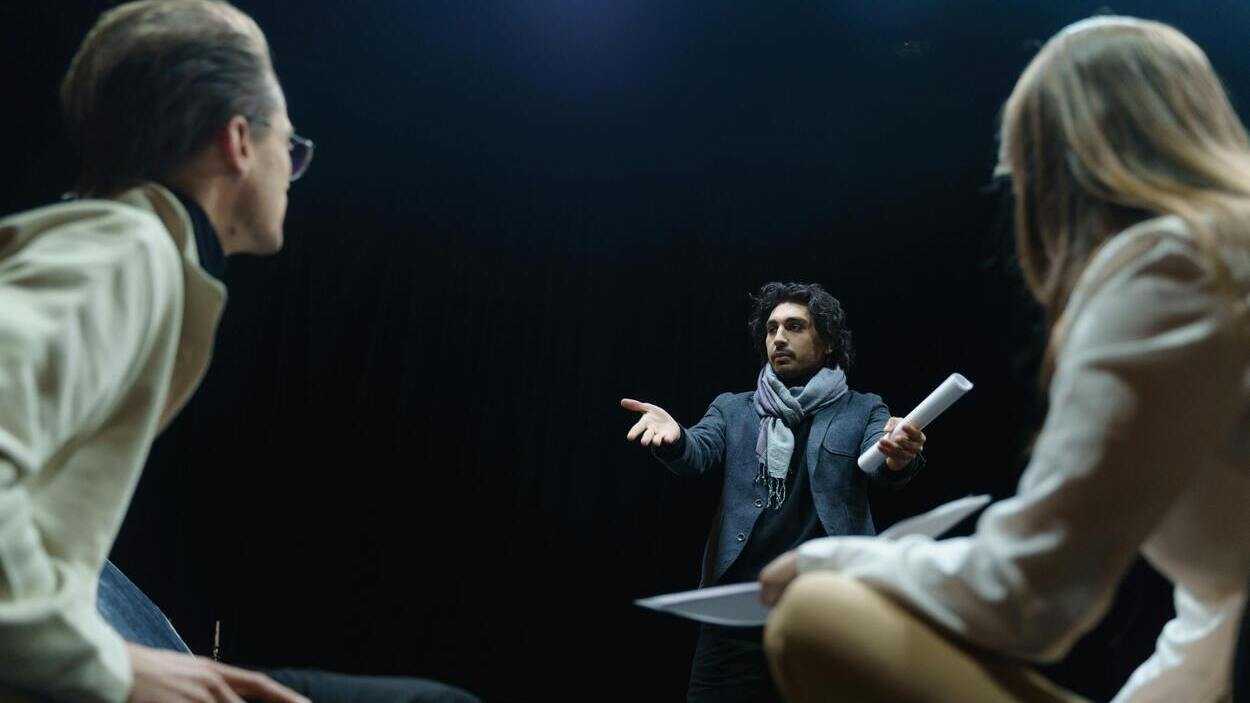Rugowanie rosyjskiej kultury. Dlaczego z naszych teatrów znikają dzieła rosyjskich mistrzów? Felieton Andrzeja Kucybały. Fot. cottonbro studio/Pexels