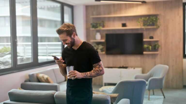 sztuczna inteligencja na tinderze, Fot. Andrea Piacquadio/pexels