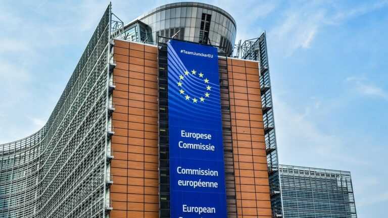 Akt o AI: Siedziba Komisji Europejskiej w Brukseli z banerem unijnym.