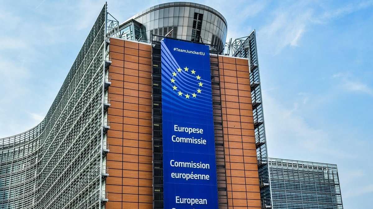 Akt o AI: Siedziba Komisji Europejskiej w Brukseli z banerem unijnym.