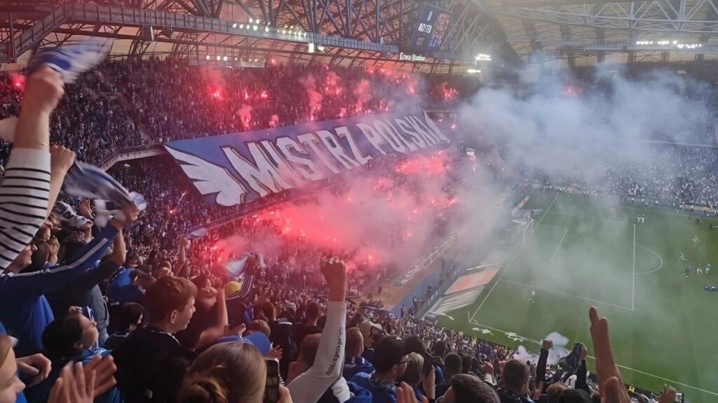 biznes piłka nożna. Pełne stadiony jak ten Lecha Poznań pokazują, że polska piłka to okazja do dobrego zarobku. Fot. Wojciech Wybranowski