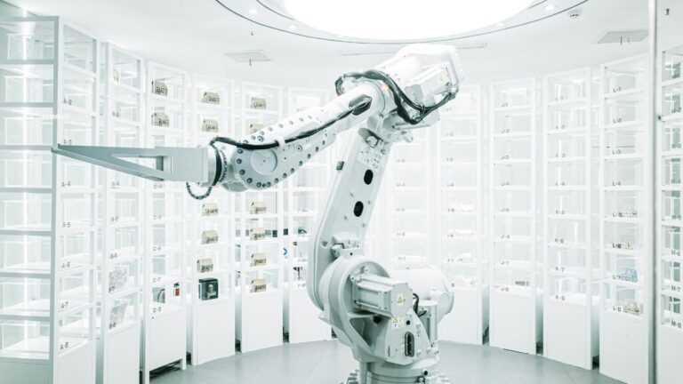 Czy AI zastąpi naukowców: robotyczna ręka w laboratorium