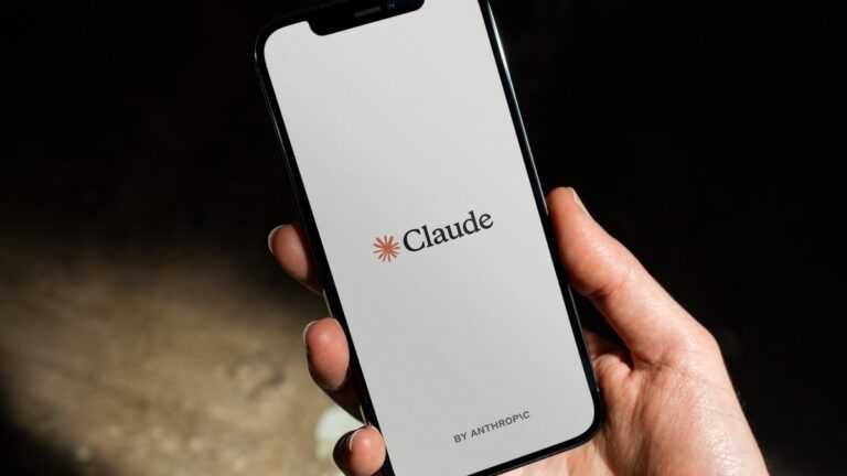Czy chatboty są świadome: aplikacja Claude firmy Anthropic uruchomiona na smartfonie.