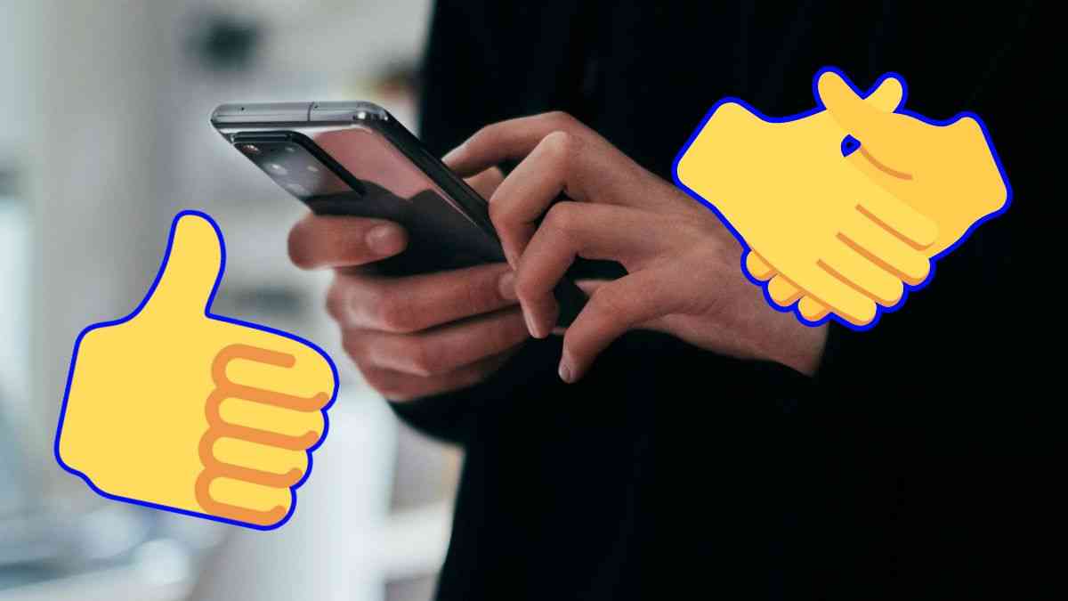 Emoji a prawo: osoba pisze coś na telefonie, po bokach dwie emoji - kciuka w górę i podawania rąk. Fot. Jonas Leupe / Unsplash