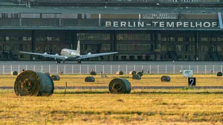 Polscy migranci w Niemczech: samolot na lotnisku Berlin-Tempelhof. Fot. Vladyslav Melnyk / Unsplash