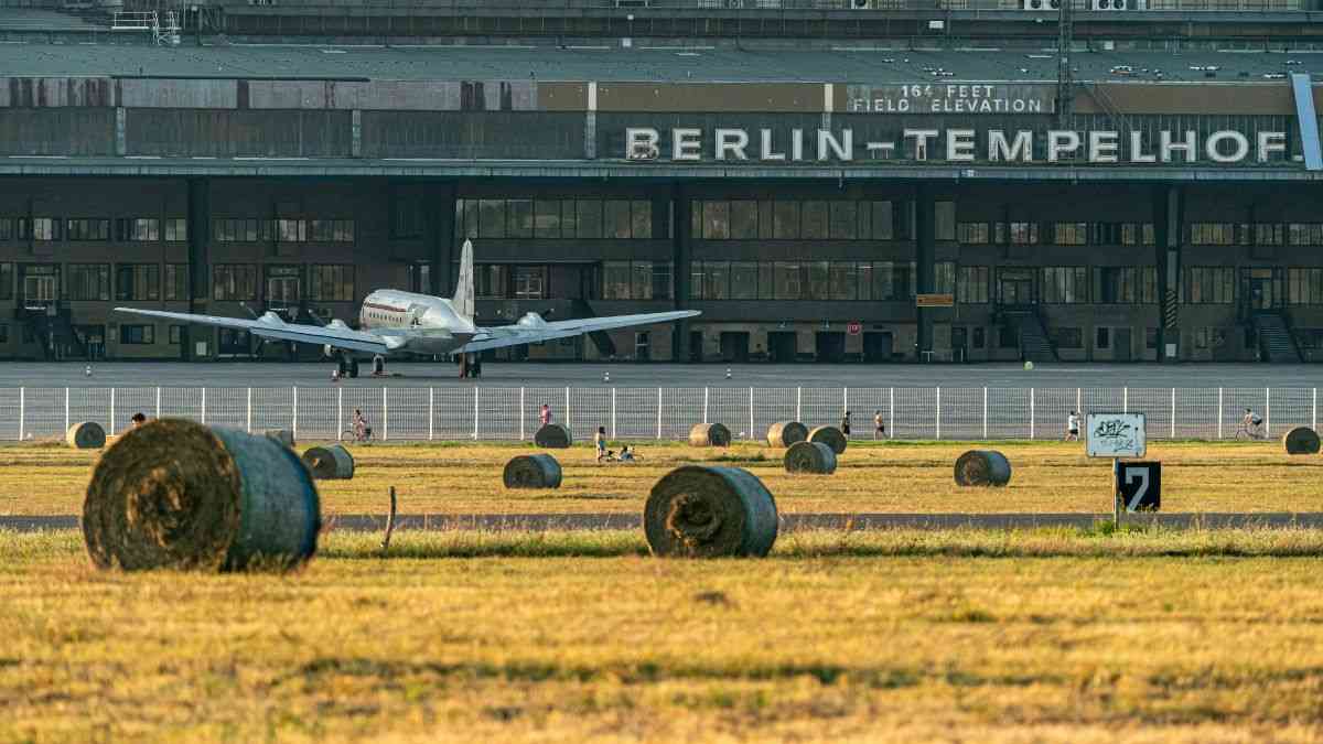 Polscy migranci w Niemczech: samolot na lotnisku Berlin-Tempelhof. Fot. Vladyslav Melnyk / Unsplash