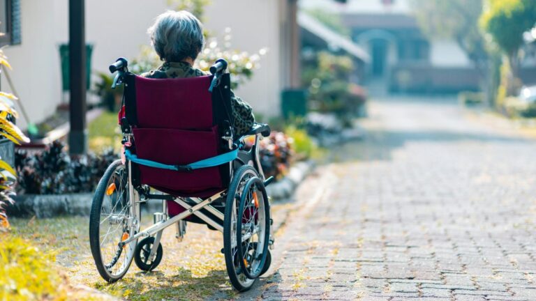 Przyczyny choroby Alzheimera: starsza kobieta siedzi na wózku inwalidzkim