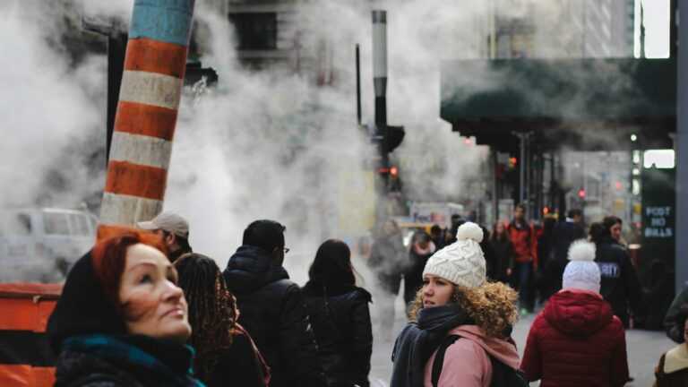 Smog wpływa na rozwój demencji: ludzie na zatłoczonej ulicy, w tle smog